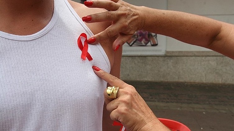 Dezembro vermelho alerta sobre efeitos da pandemia nas políticas para pessoas que convivem com HIV/AIDS